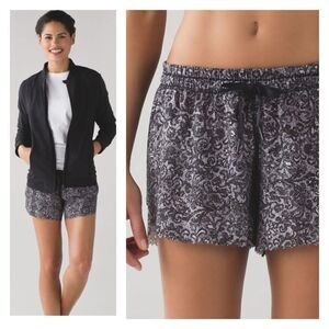 Lululemon Hit It Short (3 1/2") in Mini Cinder Lace White Black / Black - Size 4